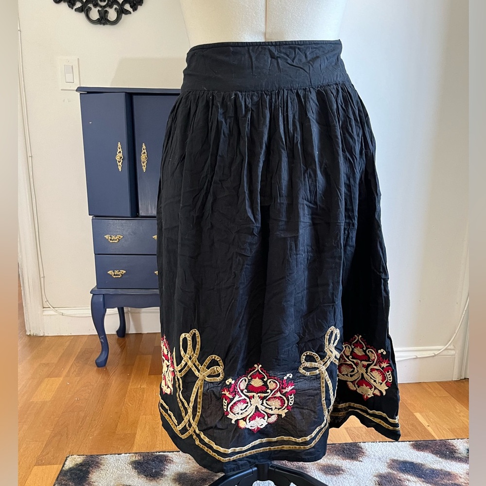 Full skirt with border print velvet trim